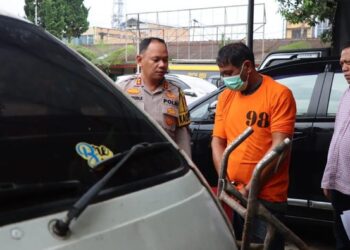 Tersangka PS (45) memakai baju tahanan. (Foto: Dok. Polres Karo)