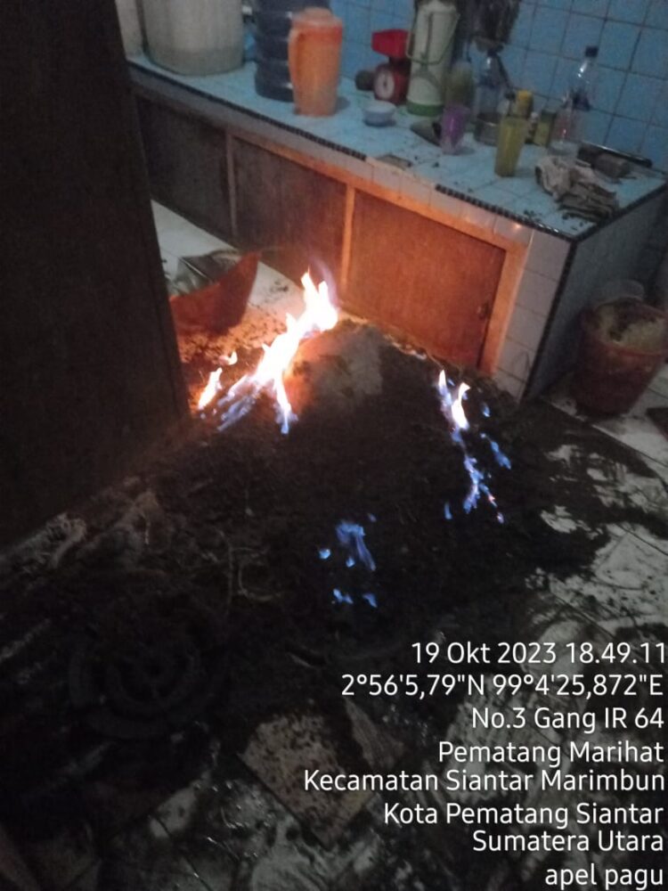 Dapur rumah warga terbakar, di Jalan Melanthon Siregar, Gg. Lestari, Kelurahan Pematang Marihat, Kecamatan Siantar Marimbun, Kota Pematang Siantar, Kamis (19/10/2023) petang, sekira pukul 18.45 WIB.