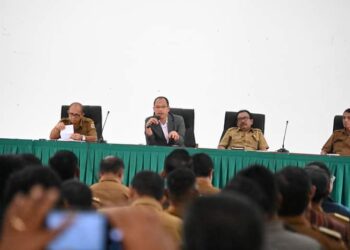Bupati Humbahas, Dosmar Banjarnahor saat rapat membahas singkronisasi pelaksanaan APBDes 2024, Senin (23/10/2023), di Pendopo Bukit Inspirasi Doloksanggul.