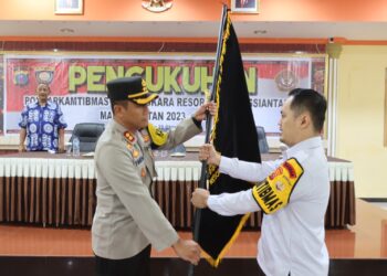Kapolres Pematang Siantar, AKBP Yogen Heroes Baruno, S.H., S.I.K, kukuhkan Effendy P Simanjuntak, A.md.T.Kom, sebagai Ketua Pokdar Kamtibmas Bhayangkara Resor Pematang Siantar, masa bakti 2023 – 2027, di Aula Widya Satya Brata Polres Pematang Siantar, Jumat (20/10/2023).