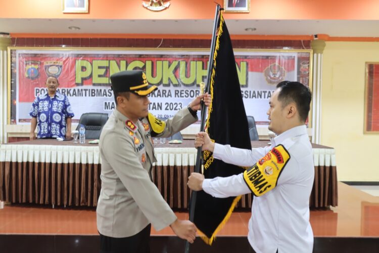 Kapolres Pematang Siantar, AKBP Yogen Heroes Baruno, S.H., S.I.K, kukuhkan Effendy P Simanjuntak, A.md.T.Kom, sebagai Ketua Pokdar Kamtibmas Bhayangkara Resor Pematang Siantar, masa bakti 2023 – 2027, di Aula Widya Satya Brata Polres Pematang Siantar, Jumat (20/10/2023).