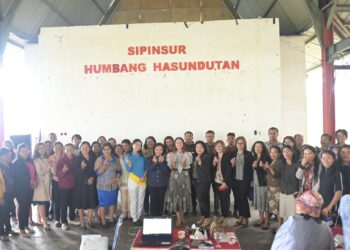 Foto bersama usai ibadah dan makan bersama, di Open Stage Sipinsur, Sabtu (14/10/2023).