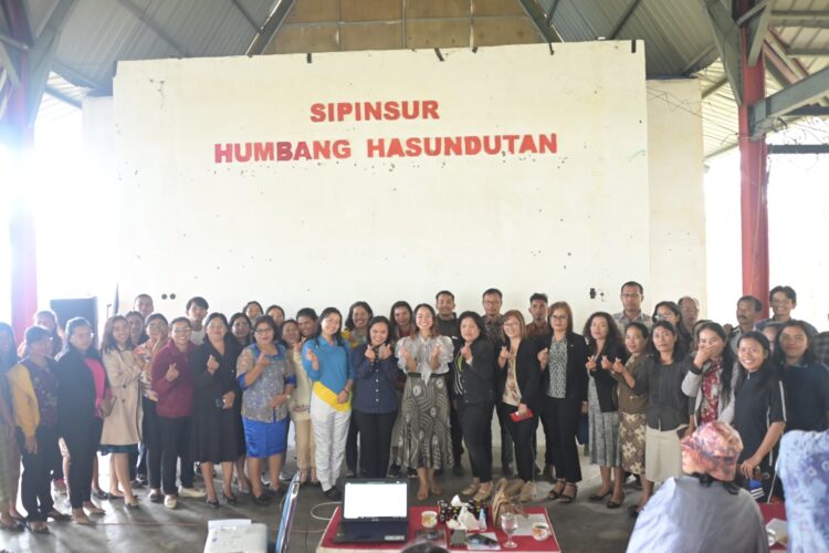 Foto bersama usai ibadah dan makan bersama, di Open Stage Sipinsur, Sabtu (14/10/2023).