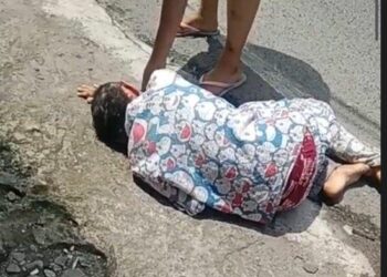 Rika Yunita, sedang histeris di pinggir jalan, setelah bayinya tewas di dalam baskom mandi. TRIBUN MEDAN/ALFIANSYAH