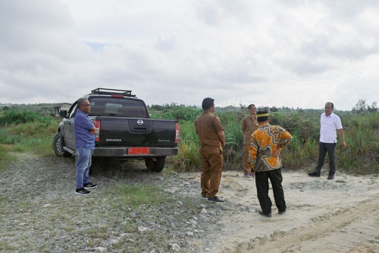 Bupati Humbahas saat tinjau jalan untuk pengembangan Food Estate di Matiti 2, tembus ke Jalan Kabupaten Doloksanggul-Sijamapolang.