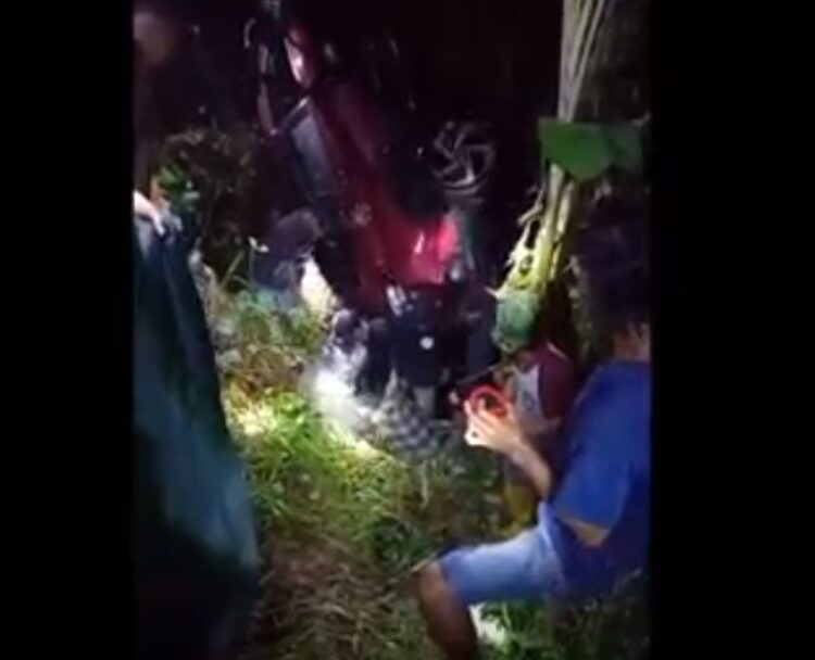 Minibus masuk jurang di Palopo, Sulsel (Foto: Nasruddin Rubak)