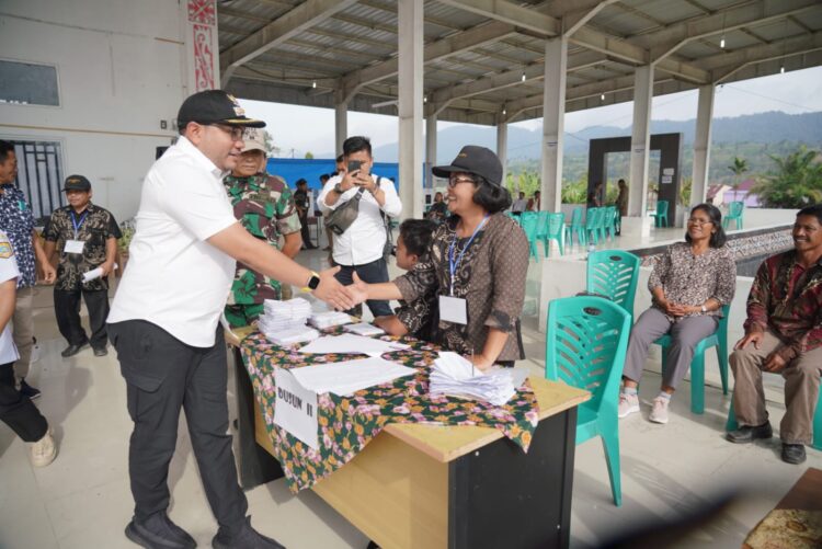 Franc Bernhard Tumanggor berkeliling dan mendatangi beberapa desa yang tengah melaksanakan proses pemungutan suara.