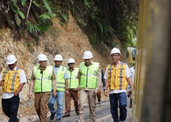 Bupati Pakpak Bharat, Franc Bernhard Tumanggor meninjau pengerjaan peningkatan kualitas dan mutu jalan penghubung Aornakan-Pagindar, Selasa (31/10/2023).