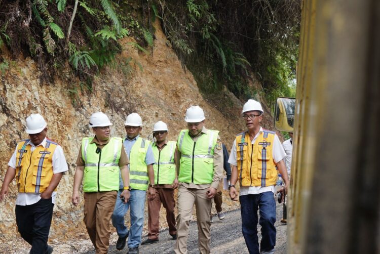Bupati Pakpak Bharat, Franc Bernhard Tumanggor meninjau pengerjaan peningkatan kualitas dan mutu jalan penghubung Aornakan-Pagindar, Selasa (31/10/2023).
