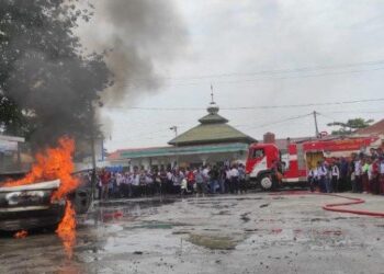 Satu unit mobil toyota Vios terbakar hebat di SPBU Jalan Madong Lubis, Kelurahan Mutiara, Kabupaten Asahan, Senin (2/10/2023). (TRIBUN MEDAN/ALIF ALQADRI HARAHAP)