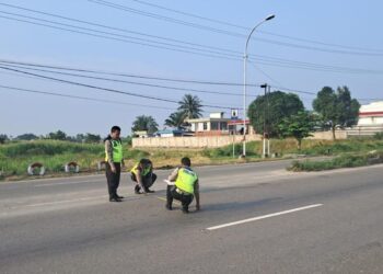 Pihak kepolisian saat olah TKP lakalantas. (Foto: Dok. Polresta Deli Serdang).