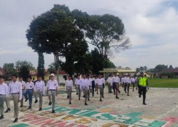 Sat Lantas Polres Pematang Siantar laksanakan pelatihan Organisasi Kesiswaan PKS (Patroli Keamanan Sekolah) binaan, di Lapangan Aspol Polres Pematang Siantar, Jumat (20/10/2023) sore lalu, pukul 15.00 WIB.