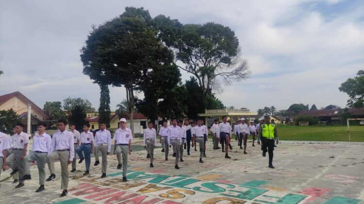 Sat Lantas Polres Pematang Siantar laksanakan pelatihan Organisasi Kesiswaan PKS (Patroli Keamanan Sekolah) binaan, di Lapangan Aspol Polres Pematang Siantar, Jumat (20/10/2023) sore lalu, pukul 15.00 WIB.