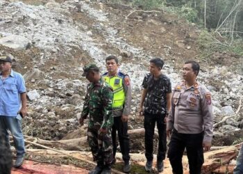 Pihak kepolisian bersama TNI dan BPBD saat mencari keberadaan kedua korban. (Foto: Dok. Polres Simalungun).