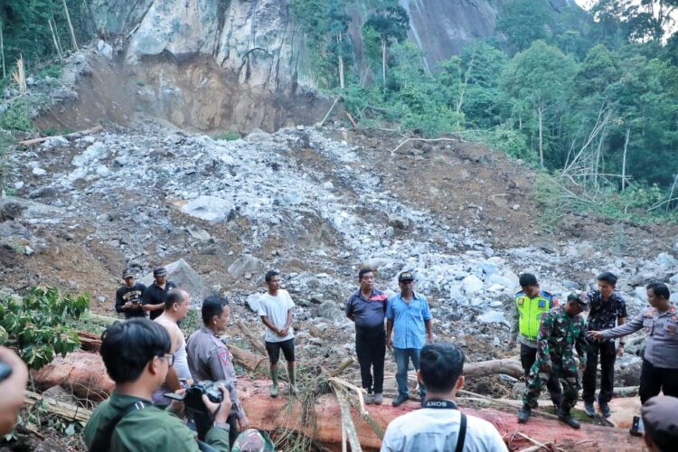 Kapolres Simalungun, AKBP Ronald F.C Sipayung, S.H., S.I.K., M.H bersama Bupati Simalungun saat meninjau lokasi.