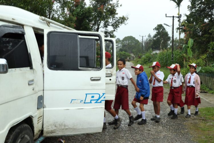 Dinas Pendidikan  Pakpak Bharat menyediakan 8 (delapan) unit Bus Sekolah bagi para pelajar Sekolah Dasar.