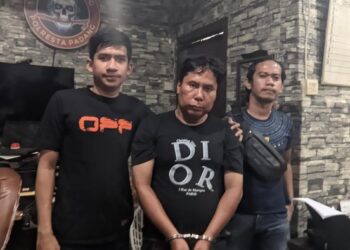 Foto: DS, pelaku penipuan modus ganjal ATM usai ditangkap saat beraksi di Padang (Istimewa)