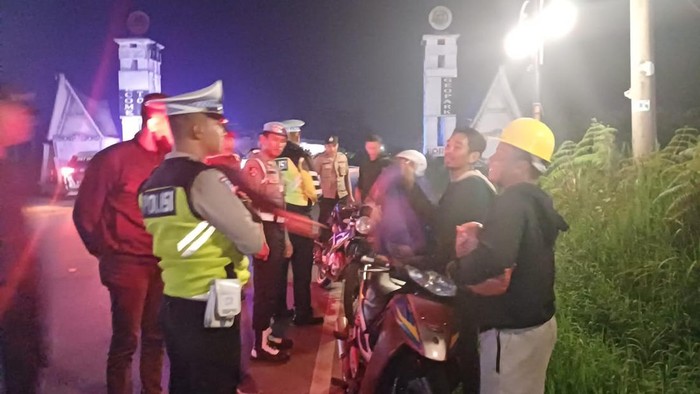 Polisi saat memeriksa pengendara sepeda motor. (Foto: Dok. Polda Sumut)