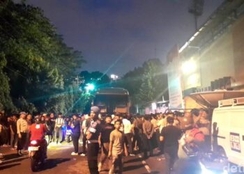 Suporter menghadang bus PSMS Medan saat hendak meninggalkan Stadion Teladan, Medan (Nizar Aldi/detikSumut)