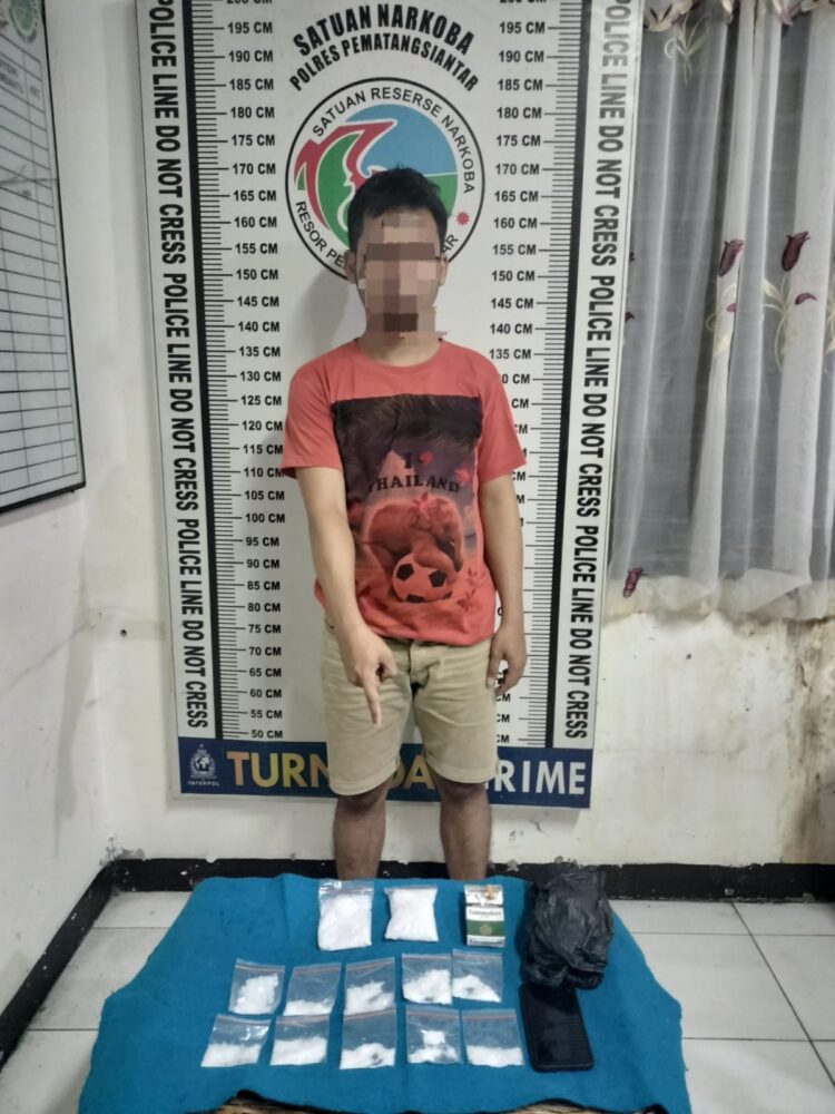 Foto pelaku dan barang bukti sabu yang diamankan Sat Narkoba Polres Pematang Siantar.