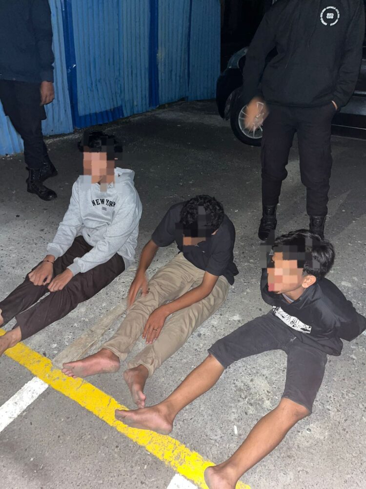 Foto ketiga remaja yang diamankan Personil Satuan Samapta Polres Pematang Siantar.