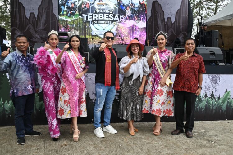 Foto bersama disela kegiatan,