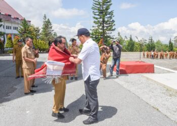 Bupati Humbahas memberikan cendramata berupa ulos kepada Sekdakab Humbahas, Drs Tonny Sihombing M.IP.
