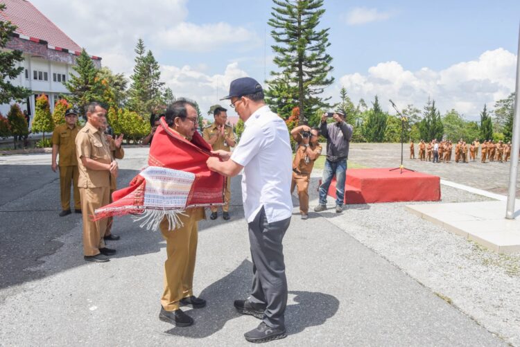 Bupati Humbahas memberikan cendramata berupa ulos kepada Sekdakab Humbahas, Drs Tonny Sihombing M.IP.