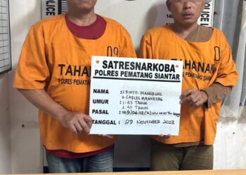 Foto kedua tersangka dan barang bukti sabu yang diamankan Sat Narkoba Polres Siantar.
