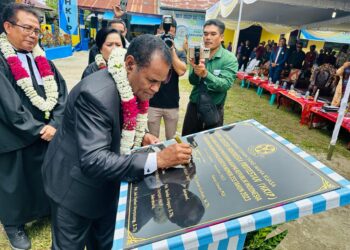 Penandatangan batu prasasti bukti HKIP telah terdaftar di Kemanag RI oleh Direktur Urusan Agama Kristen Dirjen Bimas Kristen Kementerian Agama RI, Pdt Dr Amsal Yowei SE MPdk, Bishop HKIP dan Sekjen HKIP.