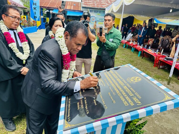 Penandatangan batu prasasti bukti HKIP telah terdaftar di Kemanag RI oleh Direktur Urusan Agama Kristen Dirjen Bimas Kristen Kementerian Agama RI, Pdt Dr Amsal Yowei SE MPdk, Bishop HKIP dan Sekjen HKIP.