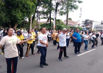 Ketua Dekranasda Kota Pematang Siantar, H.K Erizal Ginting SH dan Plt Kepala Dinas Pendidikan Pematang Siantar, Rudol Barmen Manurung, M.Pd saat mengikuti senam massal dalam rangka Hari Guru Nasional Ke 78 di Kota Pematang Siantar, Minggu pagi (26/11/2023), di depan Balai Kota Pematang Siantar.