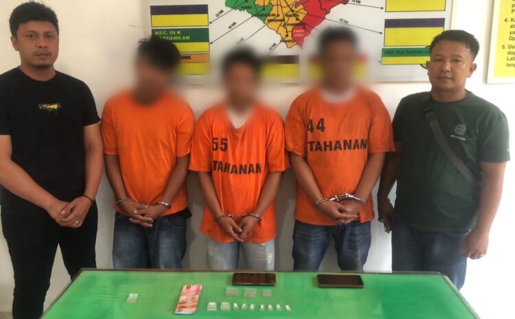Foto ketiga tersangka saat diapit petugas.