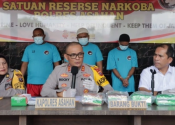 Kapolres Asahan AKBP Rocky H Marpaung saat memaparkan kasus narkoba. [Ist]