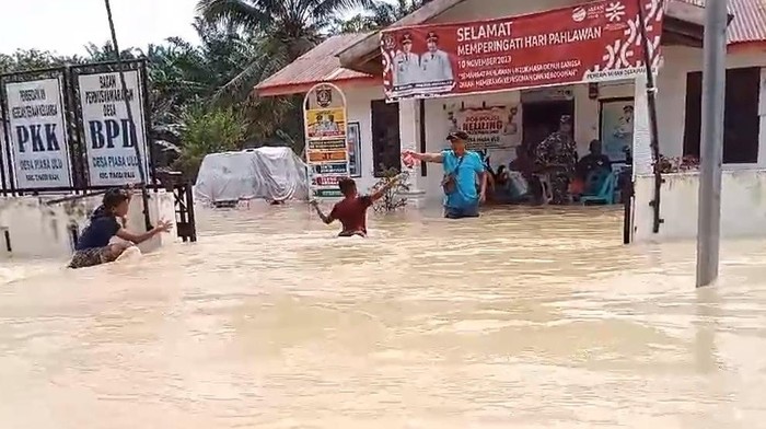 Foto: Kondisi banjir di Desa Piasa Ulu, Kabupaten Asahan akibat luapan air sungai berarus. (Istimewa)