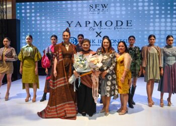 Tortor kreasi Batik Humbahas (Humbang Hasundutan) ditampilkan dalam acara SFW (Sumut Fashion Week) 2023, di Sun Plaza Medan, Sabtu (18/11/2023).