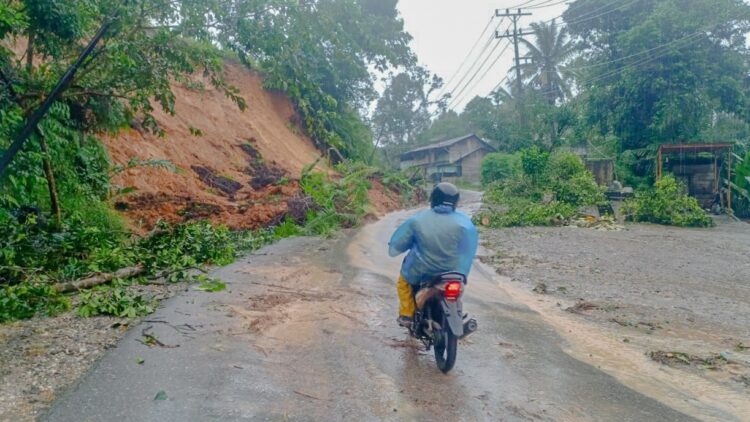 - Bencana longsor terjadi di Dusun Tahuis, Desa Hauagong, Kecamatan Pakkat, Kabupaten Humbang Hasundutan (Humbahas), Selasa (21/11/2023), sekitar pukul 06.30 WIB.