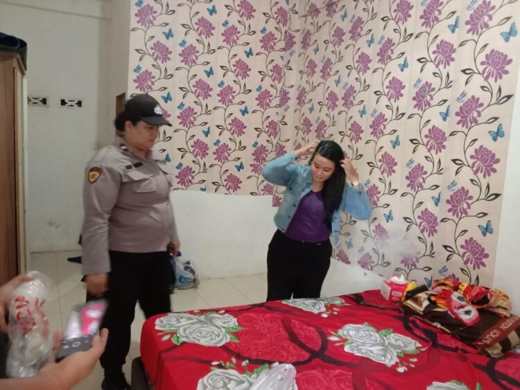 Polres Pematang Siantar laksanakan Gerebek Kampung Narkoba (GKN) di Kos - kosan Debora II dan Deyah, Kelurahan Bukit Sofa, Kecamatan Siantar Martoba, Rabu (1/11/2023) siang, sekira pukul 13.30 WIB.