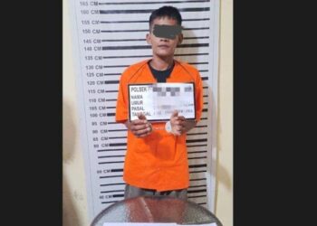 Pelaku dan barang bukti sebilah parang diamankan personel Polsek Pangkalan Brandan, Kabupaten Langkat, Sumatera Utara, Senin (13/11/2023). TRIBUN MEDAN/HO