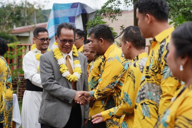 Bupati Pakpak Bharat, Franc Bernhard Tumanggor yang diwakili Sekretaris Daerah, Jalan Berutu, S.Pd, MM, saat hadiri puncak acara, Minggu (26/11/2023), di Gereja Katolik Paroki Santa Lusia Salak.