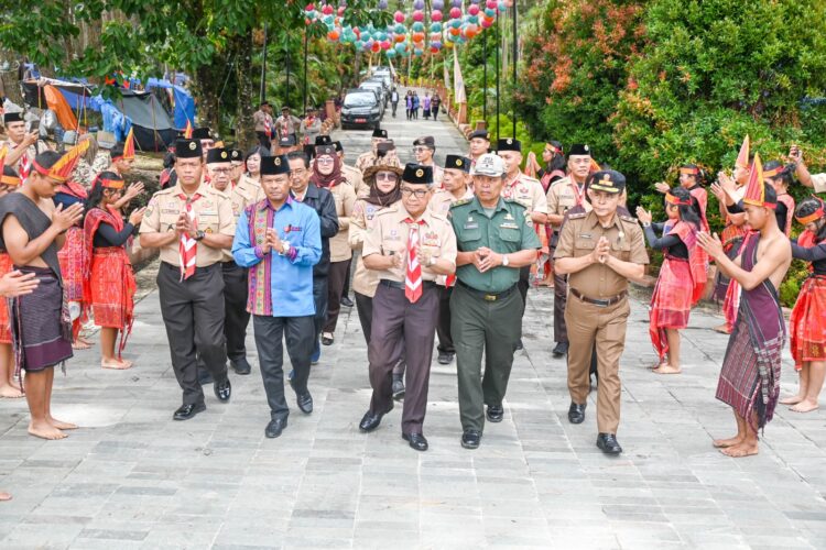 Kemah Kaldera Toba ke-3 Kwartir Daerah Gerakan Pramuka Sumut dilaksanakan di di Geosite Sipinsur, Desa Pearung, Kecamatan Paranginan, Kabupaten Humbahas.