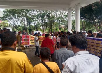 Massa Forum Korban Gagal Bayar Bupati Simalungun aksi demo di kantor Bupati Simalungun, Selasa (21/11/2023) siang, pukul 09.00 WIB.