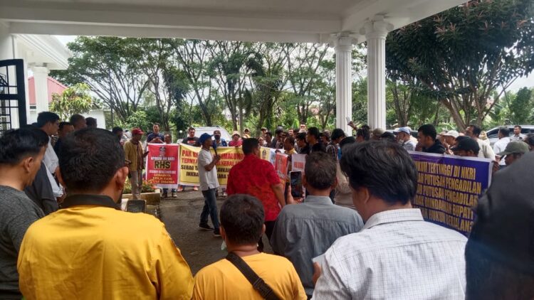Massa Forum Korban Gagal Bayar Bupati Simalungun aksi demo di kantor Bupati Simalungun, Selasa (21/11/2023) siang, pukul 09.00 WIB.
