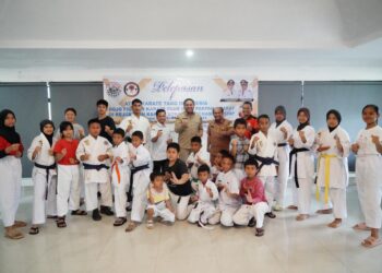 Bupati Pakpak Bharat, Franc Bernhard Tumanggor foto bersama Tim Karate Tako Indonesia Dojo Fighter Karate Club (FKC) Pakpak Bharat, di Pendopo Bupati Pakpak Bharat, beberapa waktu lalu.