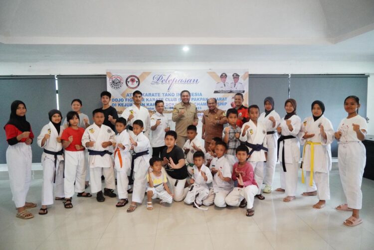 Bupati Pakpak Bharat, Franc Bernhard Tumanggor foto bersama Tim Karate Tako Indonesia Dojo Fighter Karate Club (FKC) Pakpak Bharat, di Pendopo Bupati Pakpak Bharat, beberapa waktu lalu.