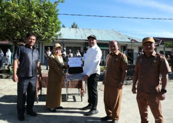 Franc Bernhard Tumanggor juga menyerahkan bantuan hibah Pemerintah Kabupaten Pakpak Bharat bagi SMA Negeri 1 Salak.