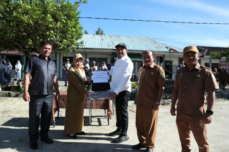 Franc Bernhard Tumanggor juga menyerahkan bantuan hibah Pemerintah Kabupaten Pakpak Bharat bagi SMA Negeri 1 Salak.