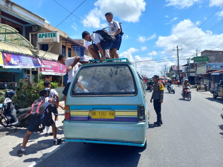 AIPDA Ronald Sianipar memberikan himbauan kepada pengemudi atau supir bus angkutan umum yang menaikkan penumpang di atas kap bus, kemudian perintahkan agar menurunkan penumpangnya dari atas kap bus tersebut.