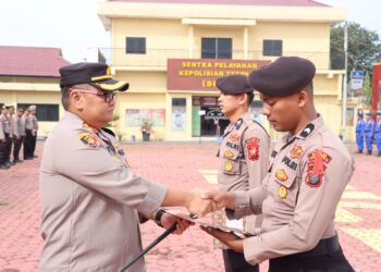 Kapolres Tanjungbalai, AKBP. Ahmad Yusuf Afandi, memberikan penghargaan kepada dua personil Bintara muda, di Lapangan Presisi Polres Tanjungbalai, Selasa (07/11/2023), pukul 09.00 WIB.