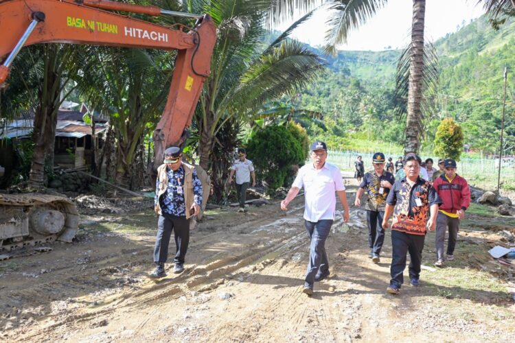 Bupati Humbahas, Dosmar Banjarnahor SE, saat meninjau lokasi banjir di Baktiraja, Kamis (16/11/2023).